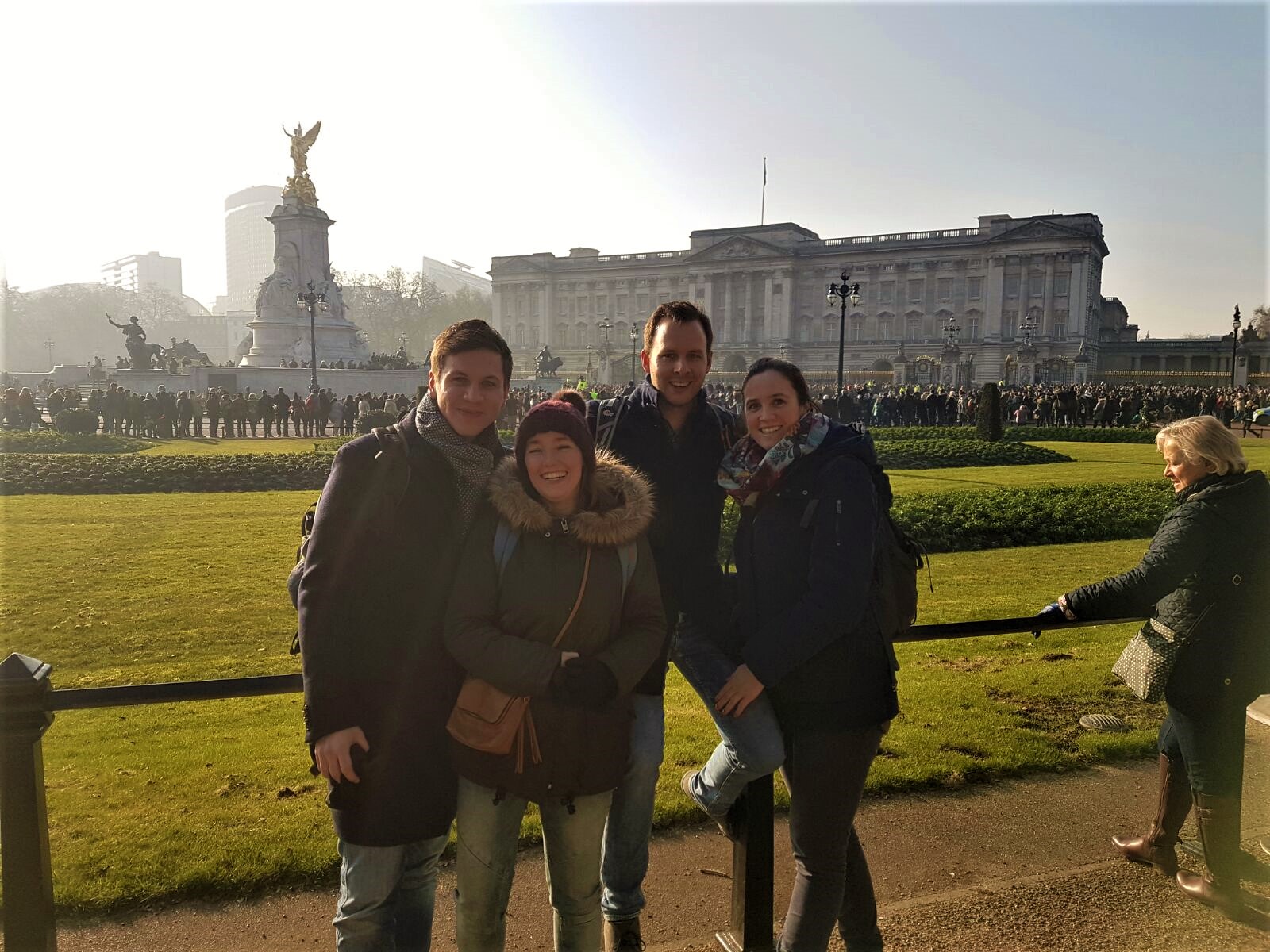Surprise trip to Londen - group pic in front of Buckingham Palace | Weird at Heart